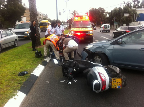  بالصور: إصابة متوسطة لسائق دراجة نارية بحادث طرق في شارع "بن تسفي" بيافا 